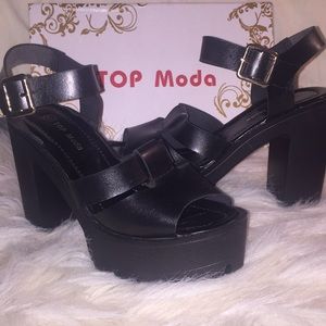 *BRAND NEW* Platform Black shoes